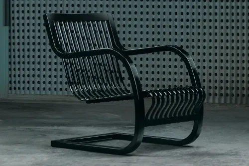 WILDSIDE Yohji Yamamoto 联手 Mitsukoshi Seisakusho,以漆黑重塑 1937 年经典「Bamboo Chair」