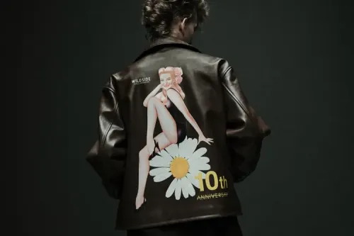 PEACEMINUSONE × WILDSIDE Yohji Yamamoto 将复古女郎与雏菊图案注入皮革单品
