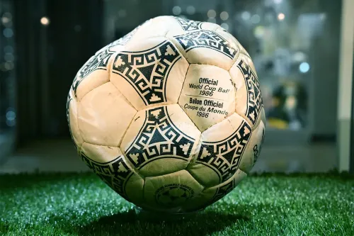 Maradona「上帝之手」入球所用 1986 年世界杯足球拍卖逾 300 万美元成交