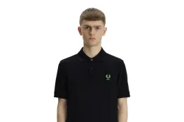 COMME des GARÇONS 为 Fred Perry 珠地布 Polo 恤注入霓虹细节