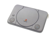 PlayStation 将 1994 初代主机变成可放手提电脑与平板的软垫收纳包
