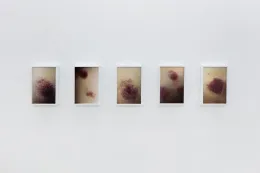 Market Gallery 与 THIRD BORN 捕捉城市生活的美丽与混沌