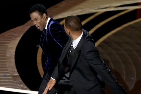Chris Rock 因在 Oscars 现场上开 Will Smith 妻子玩笑被赏一记巴掌