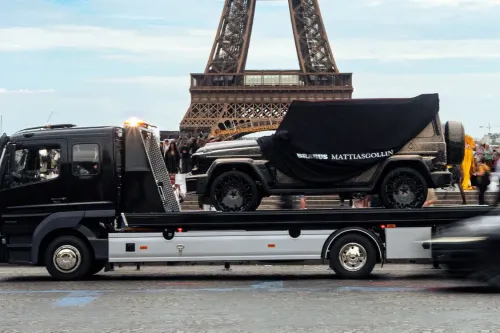 镶满珍珠的 BRABUS SUPERBLACK G800 现身巴黎时装周