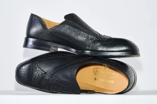 Balenciaga 携手 J.M. Weston 打造 2026 冬季混合鞋履系列