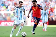 Topps 将 Lionel Messi 与婴儿时期 Lamine Yamal 的疯传照片制成收藏卡