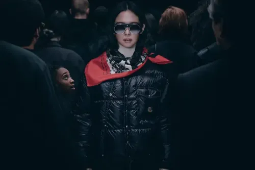 JENNIE、Cher 与 Grace Jones 共同出镜 Moncler Re/Icons 广告大片