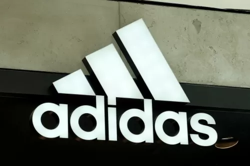 取消与 Kanye West 的合作，adidas 第二季收入下降