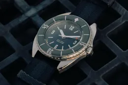 Paulin 携手 Hodinkee 为 Mara 腕表打造真正电镀金属表盘