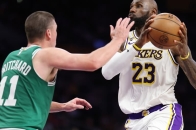 勒布朗·詹姆斯 LeBron James 常规赛生涯破 43,000 分，成 NBA 历史第一人