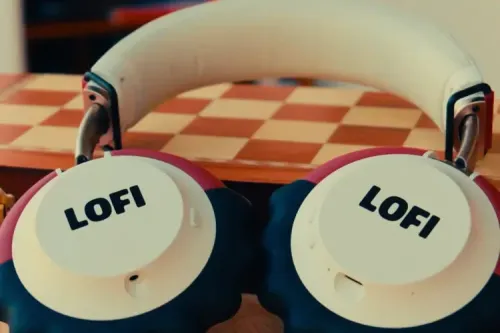 Lofi Girl 标志性卡通耳机实体化:全新 $225 USD 无线耳机正式登场