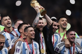 梅西 Lionel Messi 在 2022 世界杯颁奖典礼上穿的「黑袍」有何含义？
