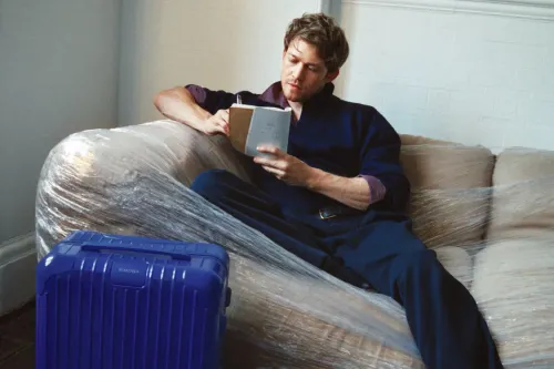 RIMOWA 全新 Umber 与 Ultramarine 配色将百年颜料化作单色行李箱