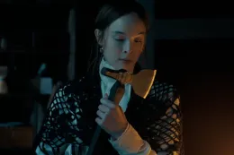 Ella Beatty 於《Monster: The Lizzie Borden Story》飾演歷史上惡名昭彰的斧頭殺人犯