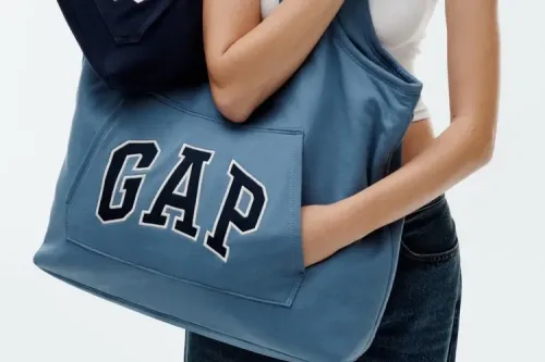 Gap 推出首个手袋系列，把招牌卫衣做成了 Tote