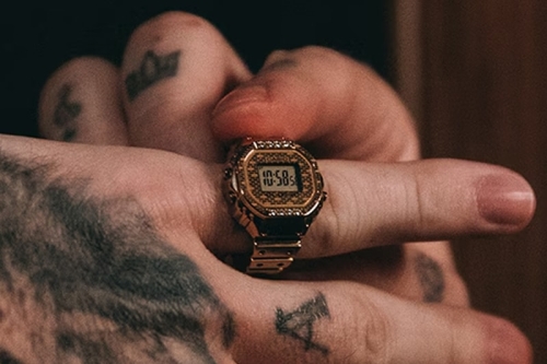 J Balvin 金色镶钻 Casio 戒指表闪耀登场