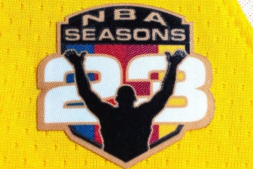 LeBron James「23 NBA Seasons」胸章首登场，联乘 Topps 将湖人战袍化成超罕有球员卡