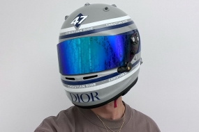 近赏 Dior 为《Gran Turismo 7》打造独家赛车安全帽