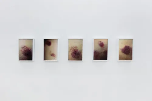 Market Gallery 与 THIRD BORN 捕捉城市生活的美丽与混沌