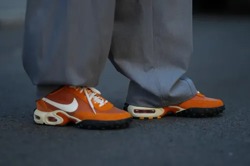 Nike 股价暴跌:Swoosh 撤回 DTC 转型、重投批发战场