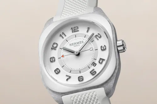 Hermès 全新 H08 腕表展现冷色调陶瓷美学