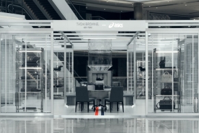 走进 Thom Browne × ASICS 上海恒隆广场限时体验空间