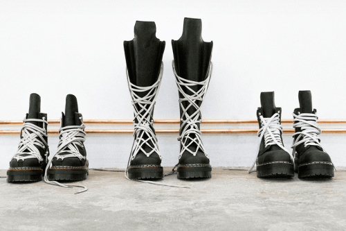Rick Owens × Dr. Martens 强势回归：三款 Quad 厚底靴齐登场