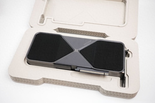 英伟达 RTX 5090/5080 公版显卡在官网补货后数分钟内即售罄