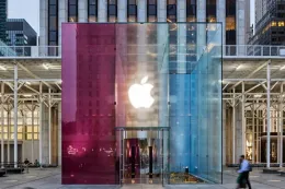苹果纽约第五大道玻璃立方体换上新配色，为 iPhone 18 Pro 上市造势