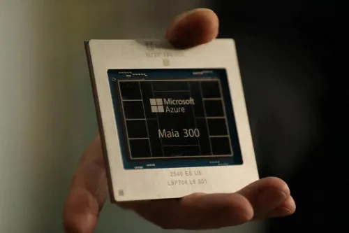 微软发布第三代自研 AI 芯片 Maia 300，每兆瓦算力效率提升 40%