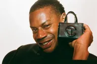 Telfar 将标志性 Shopper 缩小推出「Baby」手袋吊饰