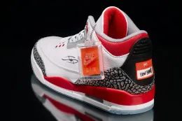 Julien’s Auctions 携手 Marshall Mathers Foundation 呈献史上最大规模 Eminem 球鞋拍卖