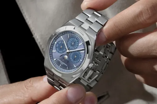 Vacheron Constantin 为 Overseas 推出更浅调的蓝色表盘