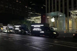 儿童安全组织抗议苹果第五大道门店 iPhone 18 Pro 上市当天多辆宣传车到场