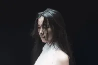 香港华纳唱片新生代女声 Kacey 陈凯琪首支单曲《完全真空》MV 上线