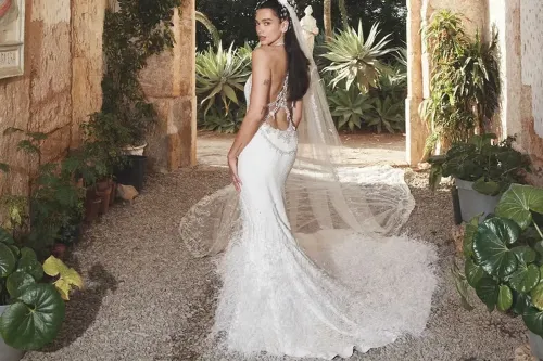 Matthieu Blazy 为 Dua Lipa 打造 Chanel 高级定制婚纱