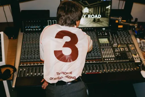 Abbey Road Studios 将 NW8 的 95 年传奇历史变成一件足球球衣