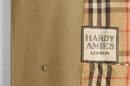 Burberry 与 V&A 宣布举办《The Burberry Trench：Crafting an Icon》展览