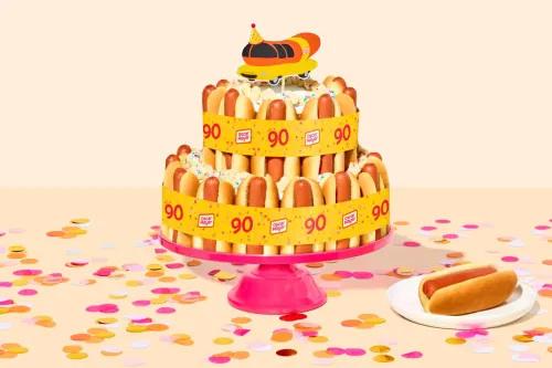 Oscar Mayer 联同 Milk Bar 推出双层「Wiener Cake」，庆祝 Wienermobile 90 周年