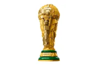 LEGO 以 2,845 块积木打造 1:1 FIFA World Cup「Champions Edition」奖杯，纪念西班牙 2026 年夺冠