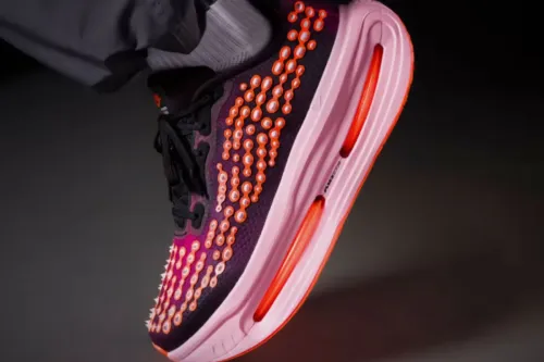 Nike 发布灵感源自东京街头文化的 Vomero Premium「Otaku Approved」鞋款
