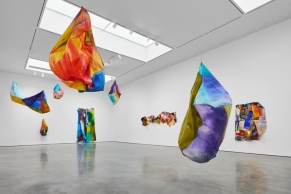 Sam Gilliam「STITCHED」：在限制中诞生的艺术