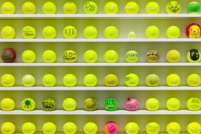 David Shrigley 全新互动展览《Mayfair Tennis Ball Exchange》正式登场