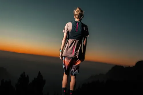Salomon 携手传奇越野跑者 Courtney Dauwalter 发布 Dawn to Dusk 限定系列
