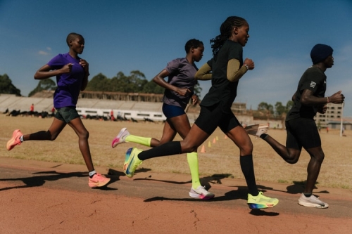 Nike 与肯尼亚名将 Faith Kipyegon 共同发起 Breaking4 破四计划