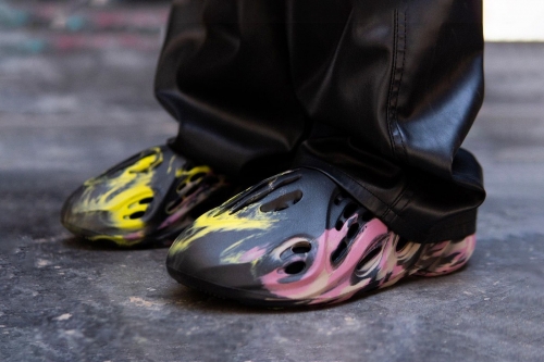 率先上脚 adidas YEEZY Foam Runner 全新配色「MX Carbon」鞋款