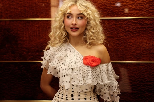 Sabrina Carpenter 将主演《Alice in Wonderland》真人版电影