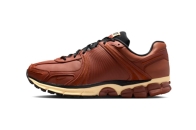 Nike 推出极简高级皮革版 Zoom Vomero 5「Russet」配色鞋款