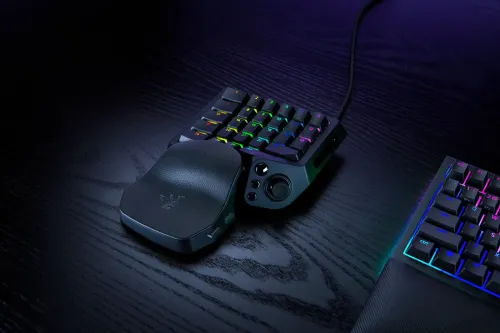 雷蛇 Razer 推出单手游戏键盘 Razer Tartarus V2 Pro，专为 MMO 与 FPS 游戏而设