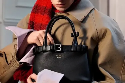 PRADA 推出「Buckle」手袋全新紧凑尺寸